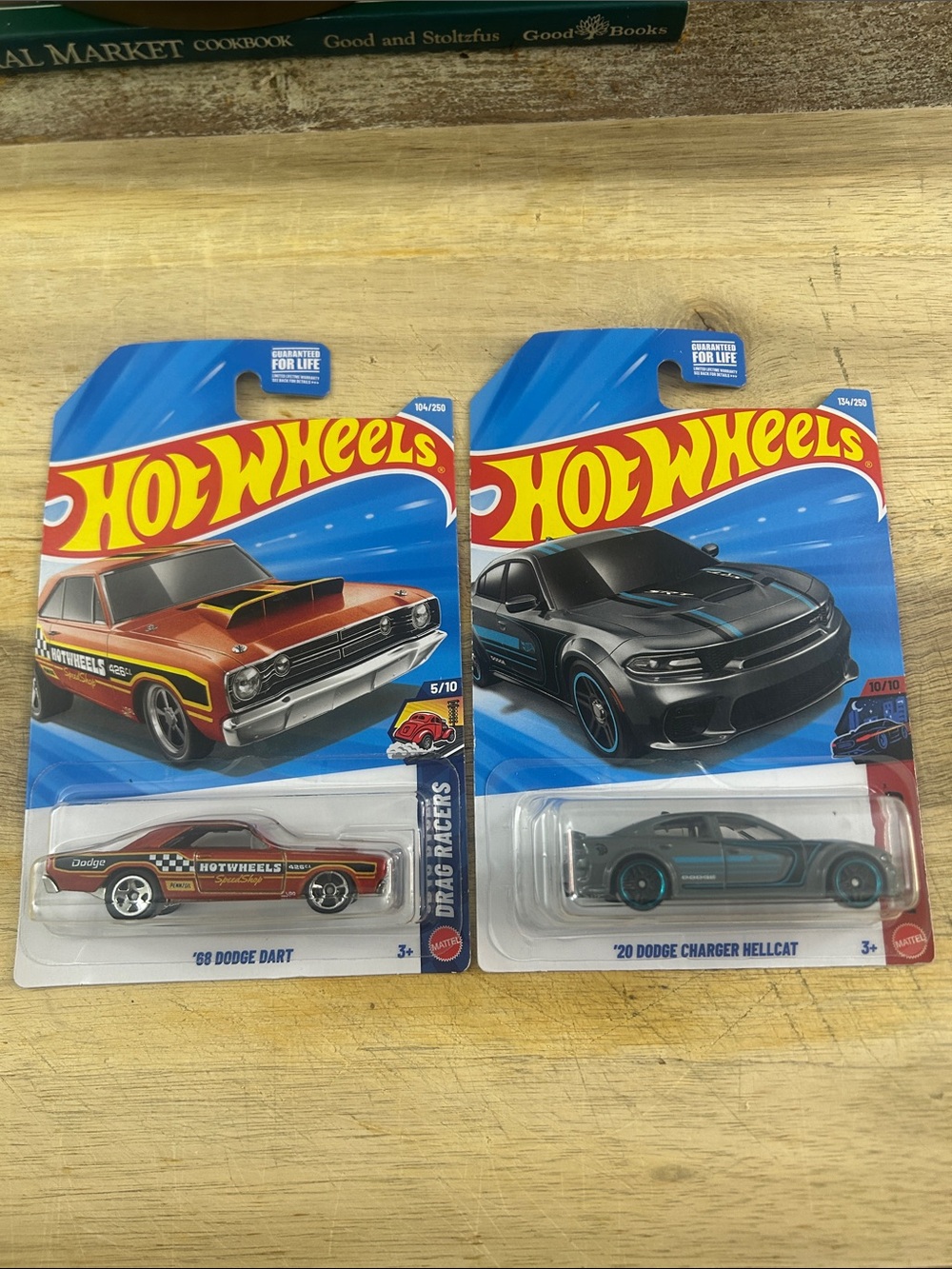 🔥Hot Wheels 2-Pack: Orange '68 Dodge Dart & Gray '20 Dodge Charger Hellcat
